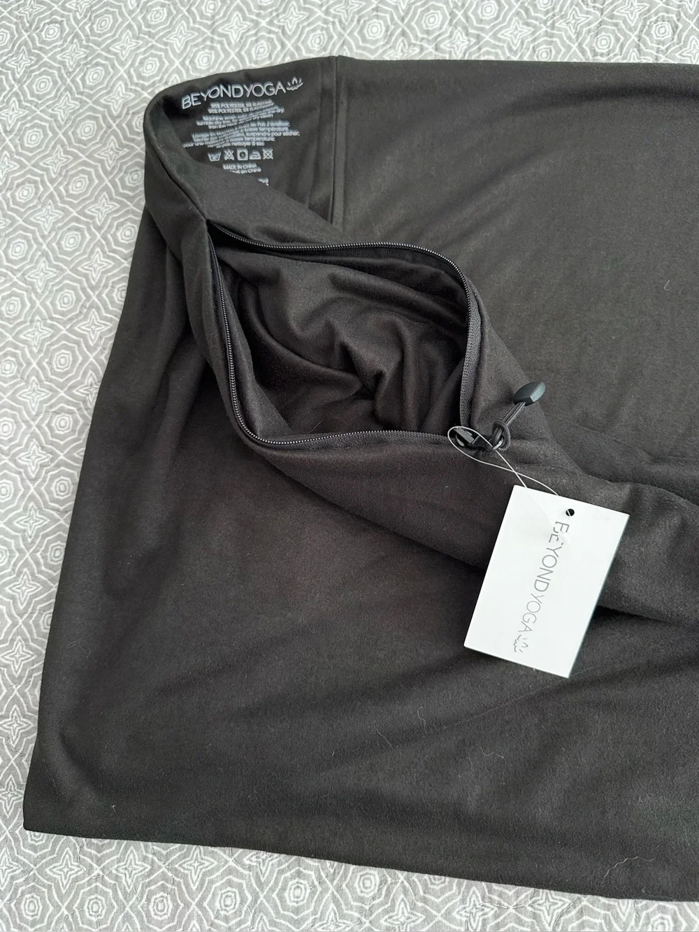 NEW! Beyond Yoga Hidden Pocket Infinity Scarf in Black Winter Walking Workout